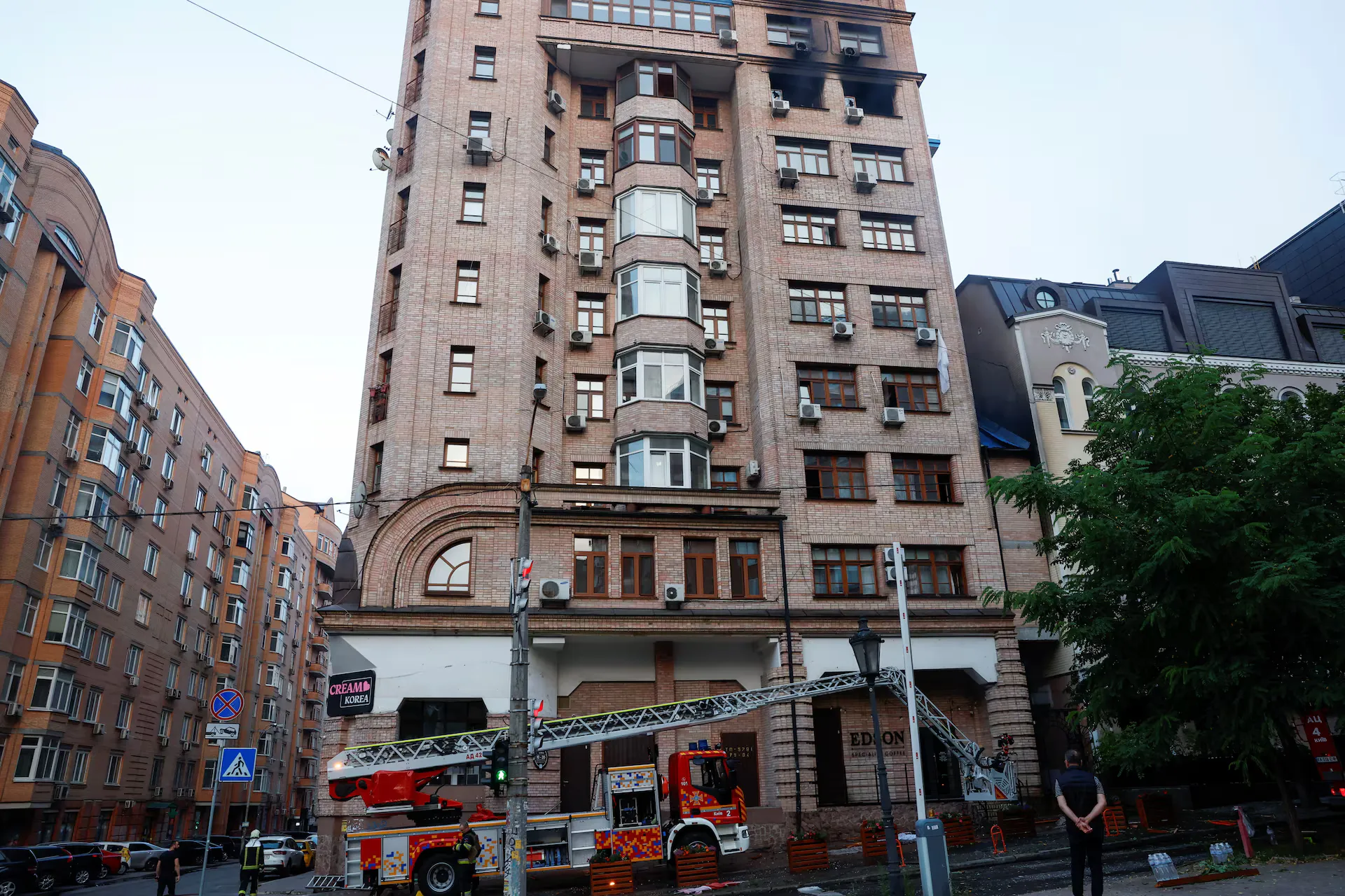 Пожежники працюють на місці пошкодження житлового будинку, яке сталося під час російських ударів безпілотниками та ракетами в ході російської агресії проти України, в Києві, Україна, 10 липня 2025 року.